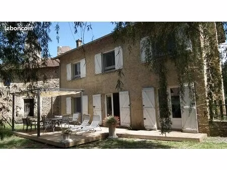 maison de 92 m2  5 pièces  3 chambres. terrain de 736 m2