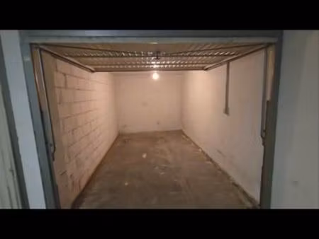 garage sécurisé intérieur avec prise + lumiere