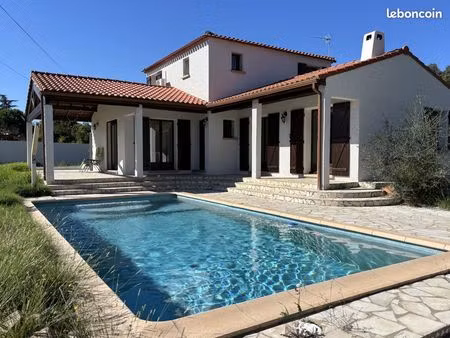 villa 4 faces sur grand terrain