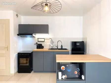 maison de ville lumineuse et meublée avec garage – 2 pièces – centre salses