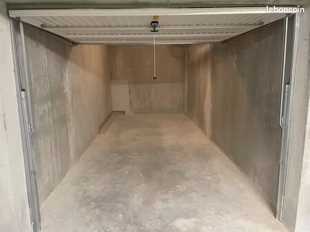 garage fermé sécurisé 17 m² – proche frontière / tram / bus / gare