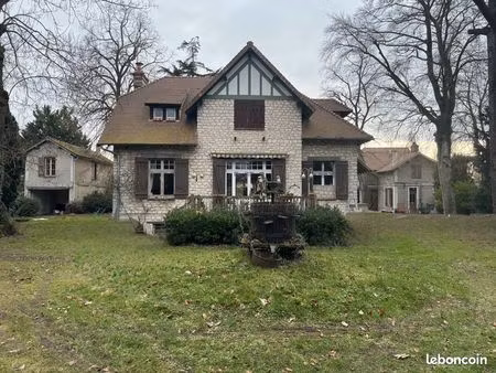 propriété avec un grand terrain  gros potentiel pour un investisseur ou regroupement famil