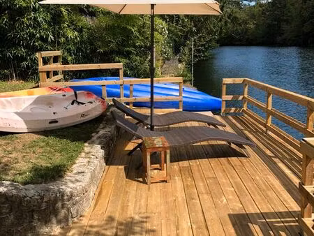 maison au bord d'une rivière