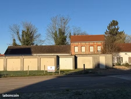 8 garages et 1 petit entrepôt à vendre