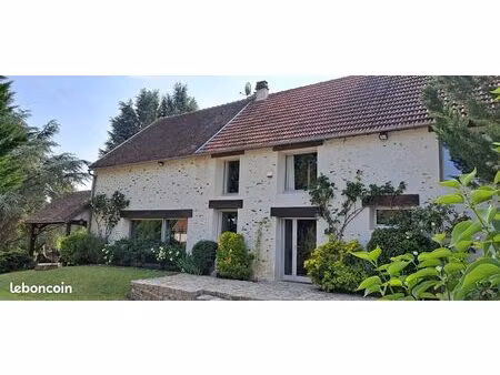 un petit parc avec son logement familial