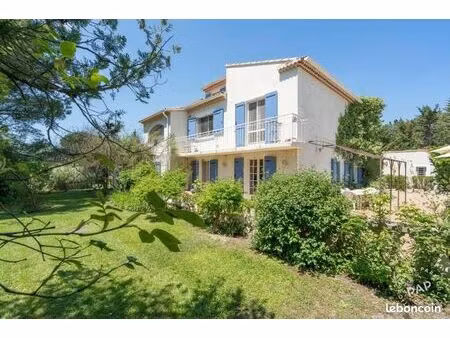 spacieuse propriété idéalement au pied du luberon