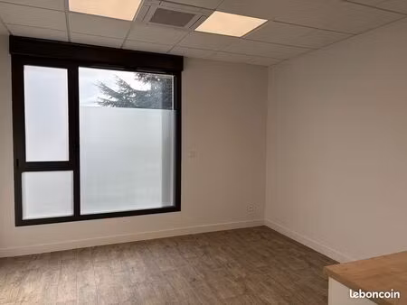 local neuf climatisé 15m² avec salle d'attente 18m²