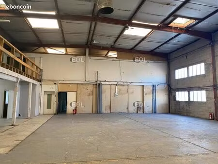 local bureaux 990 m²