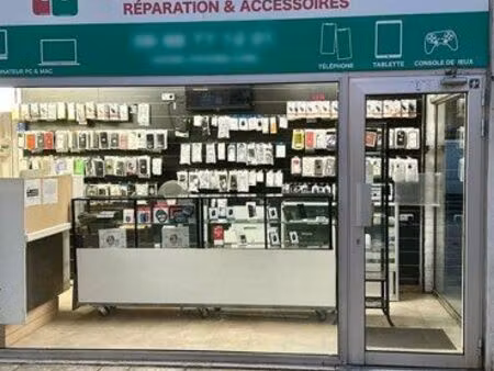 belle boutique en face de la gare