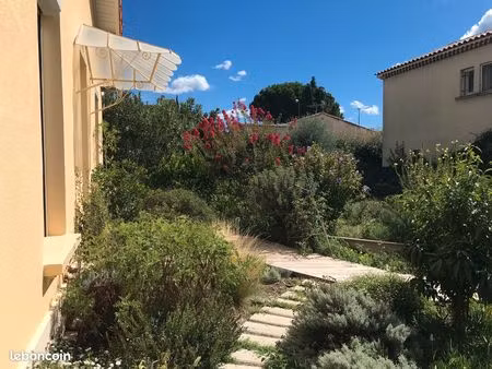maison de ville au calme dans une impasse peivée