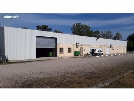 batiment 700 m2 sur 4500m2 de terrain