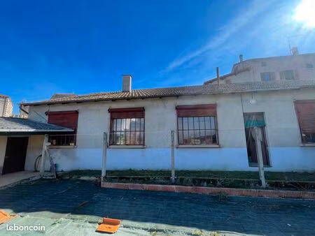 terrain plus atelier de tissage