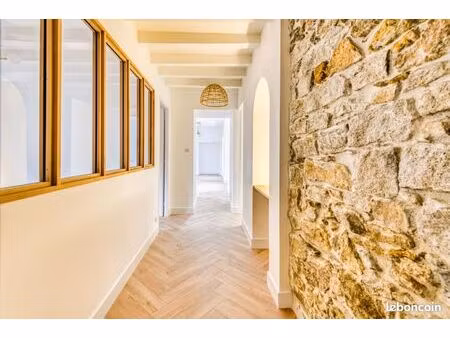 place royale – élégant t4 en duplex au cœur du centre-ville historique