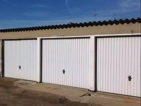 garage fermé / box de stockage – 25 m²