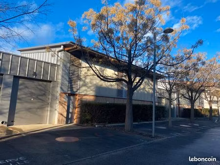 bureaux / local pro 136 m² récent - 4 parkings-stockage
