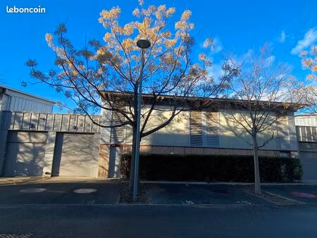 local professionnel récent – 135 93 m² – grand volume & mur de lumière – 4 parkings + visi