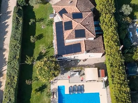 maison familiale avec studio indépendant  piscine et quasi autonomie énergétique