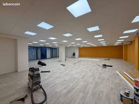 local commercial 240m² refait à neuf - centre valréas