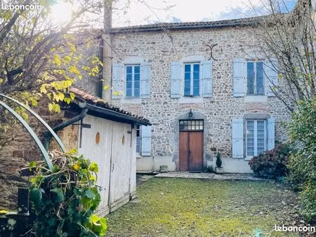 vends jolie maison de bourg