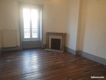 bel appartement t4  lumineux et calme  avec moulures cheminées et parquet   hyper centre