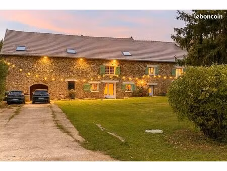 longère de caractère – env. 500 m² au total (220 m² habitables) – 4 chambres – fort potent