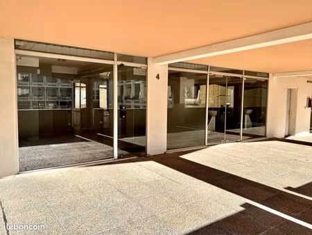 opportunité - local + parking au pied du palais des papes