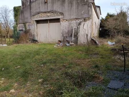 salle de 200 m2 à restaurer au fond d'un terrain de 500 m2 non constructible avec petit lo
