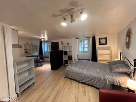 apparemment meublé et rénové centre vitré libre