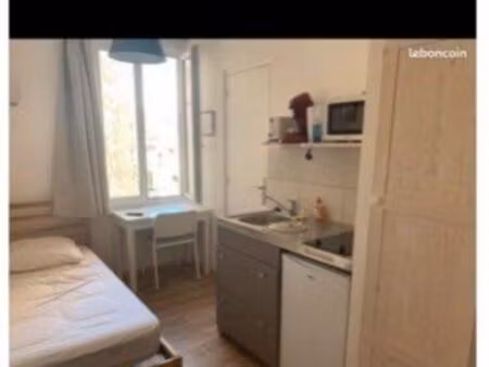 studette en face de la gare