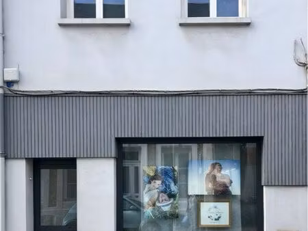 local avec vitrine + habitation