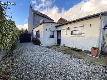 maison individuelle avec garage et jardin  en centre-ville