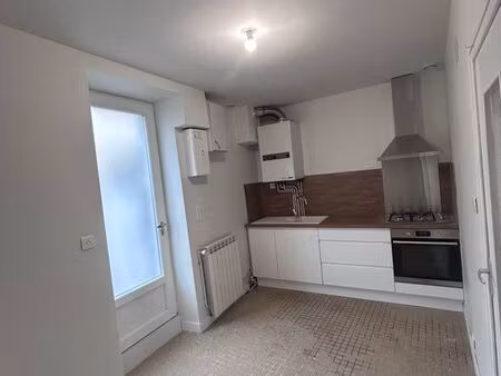 maison de bourg plain-pied avec cour et garage