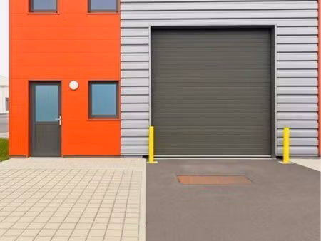 entrepôt plein cœur de la zone d’activité de brais