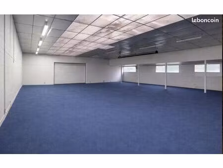 important showroom et stockage : 1200 m2