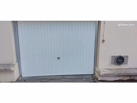 place de parking dans un garage ferme