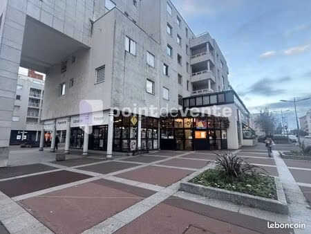 commerce habillement/textile 140 m²