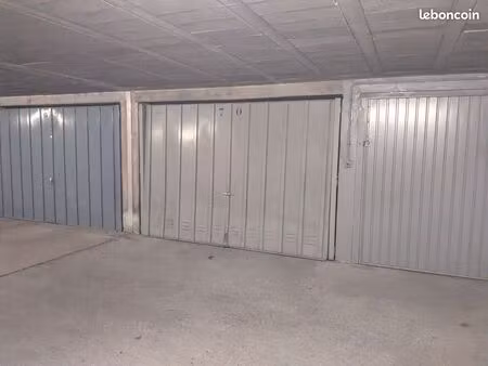 garage fermé en sous-sol au gratte-ciel