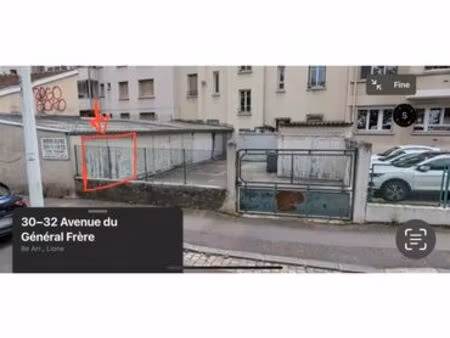 garage à côté de la maison de la danse