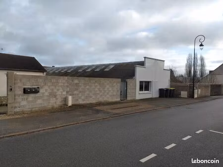 local stockage 150m2 sanitaire et bureau