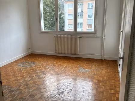 lumineux t 3 traversant 57m2 3ème étage balcon  loggia  cave