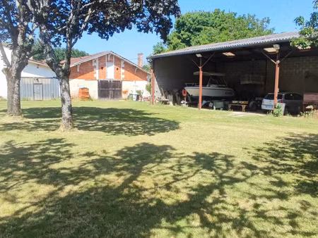 ensemble immobilier sur plus d'un hectare à saint estephe