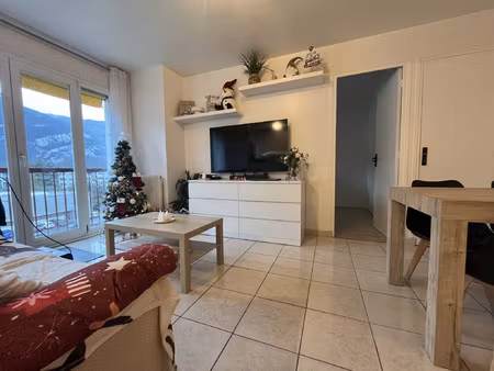 t2 meublé lumineux au calme avec grand garage