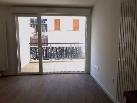 t2 avec terrasse et parking à tours