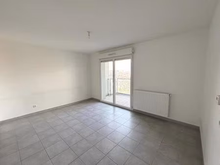 appartement t2 avec balcon et parking à villeurbanne