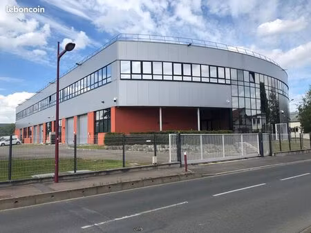 bureaux modernes lumineux et cloisonnés à louer