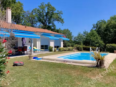 cadre privilégié pour cette maison de plain-pied avec piscine !