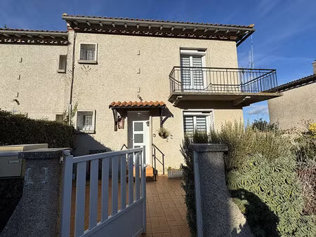 maison 3 faces rénovée 2020  85 m² habitables avec sous-sol et garage  village tous commer