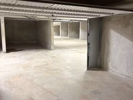 loue très grand  box fermée sur antibes