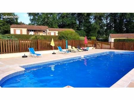 a vendre : ensemble de 3 gîtes classés 3 étoiles avec très grande piscine