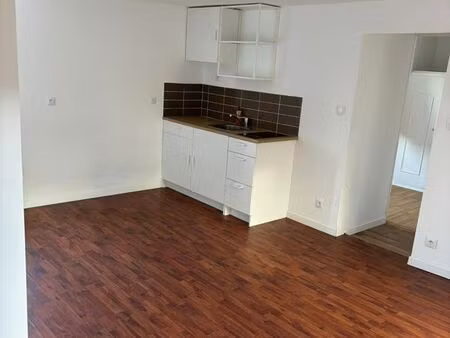 appartement 3 pièces récemment rénové à louer dans le centre bourg de gourin